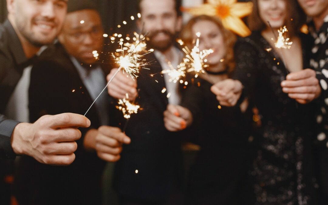 Grupo de personas celebrando con luces brillantes