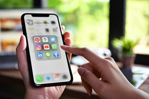 Pantalla de móvil con aplicaciones Social Media